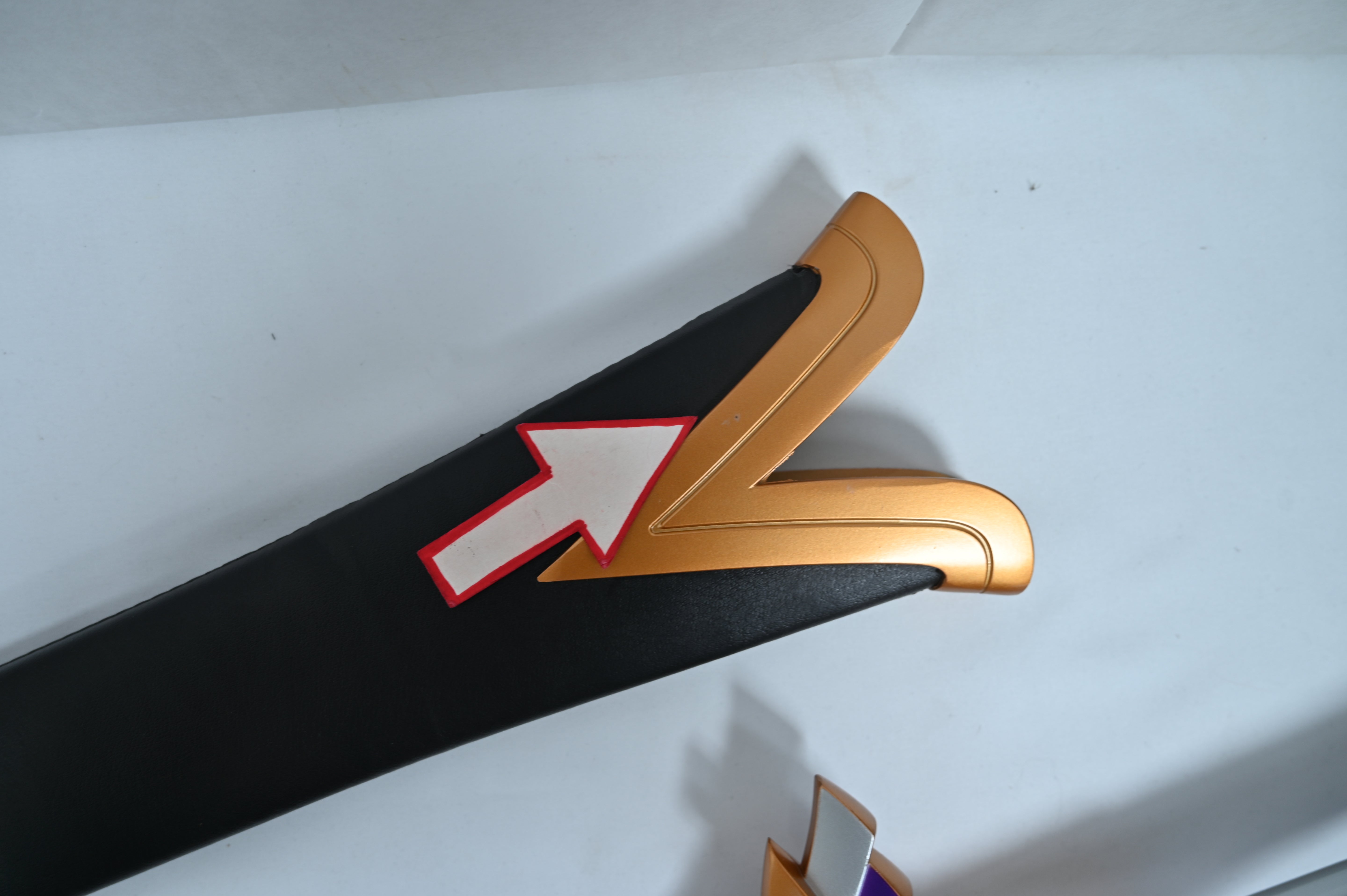 Radiant Light - empuñadura y funda picada