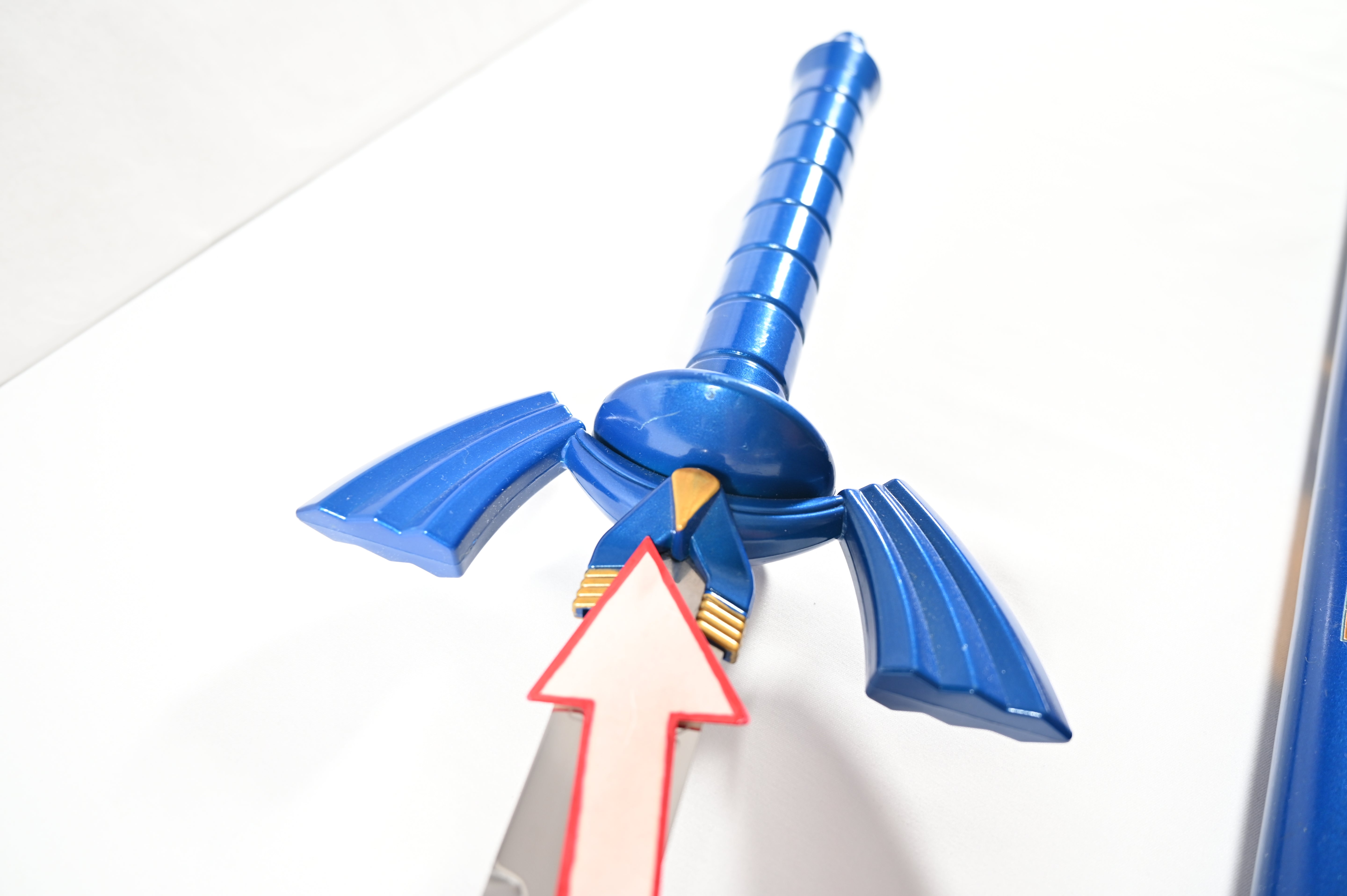 Master Sword - pomo y funda rayados