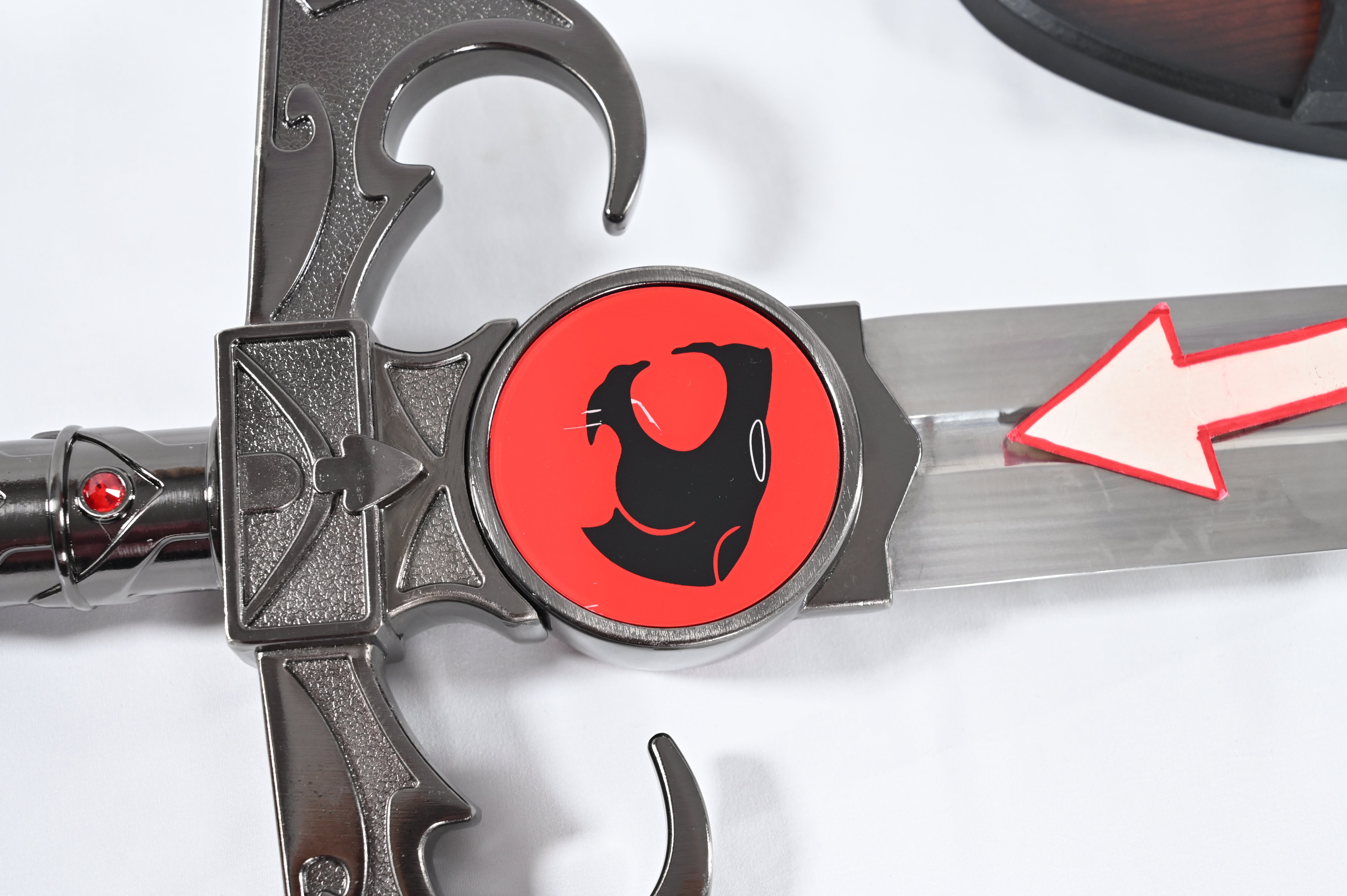 Espada del Augurio - logo dañado, soporte rayado