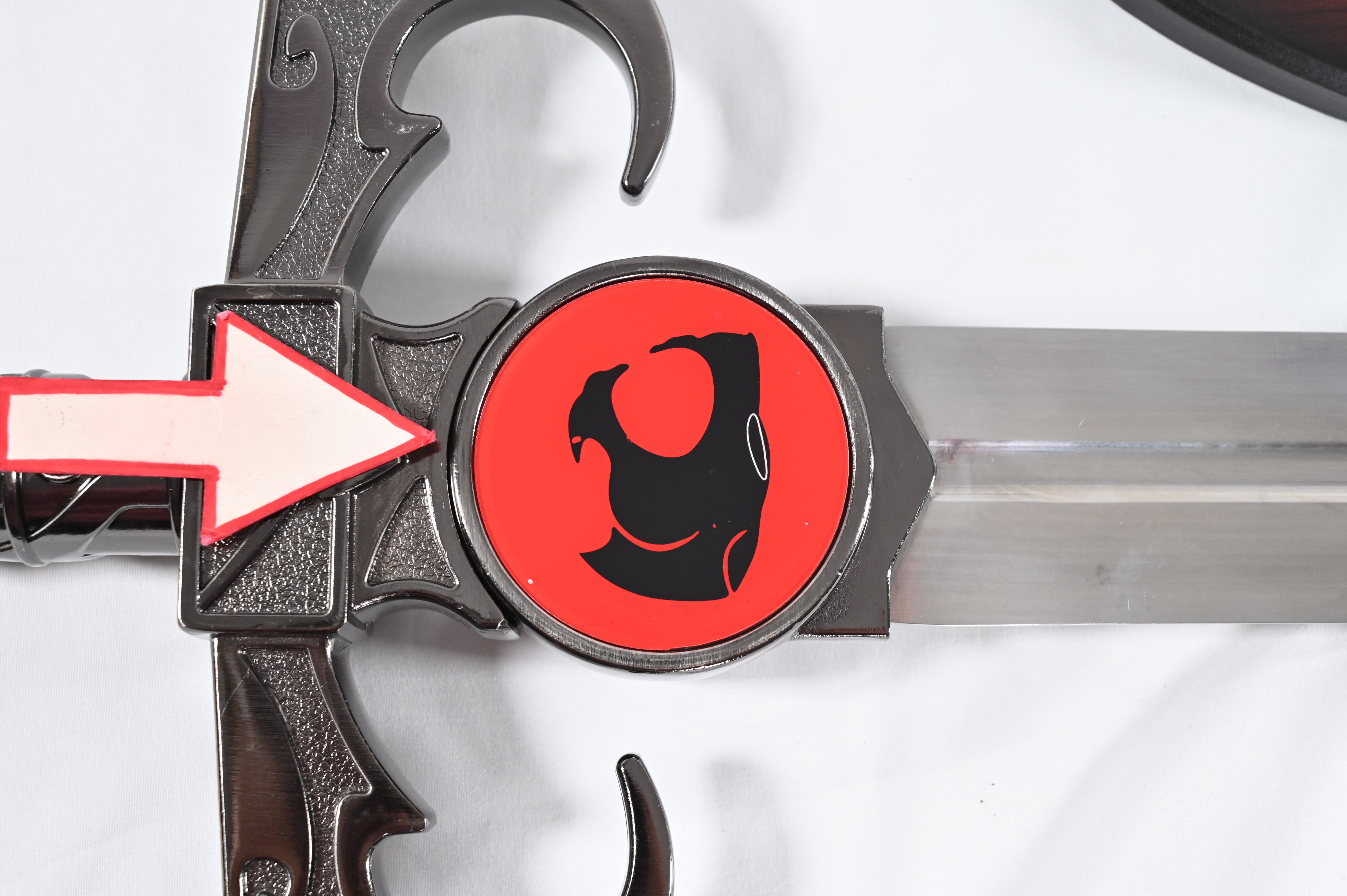 Espada del Augurio - logo dañado, soporte rayado