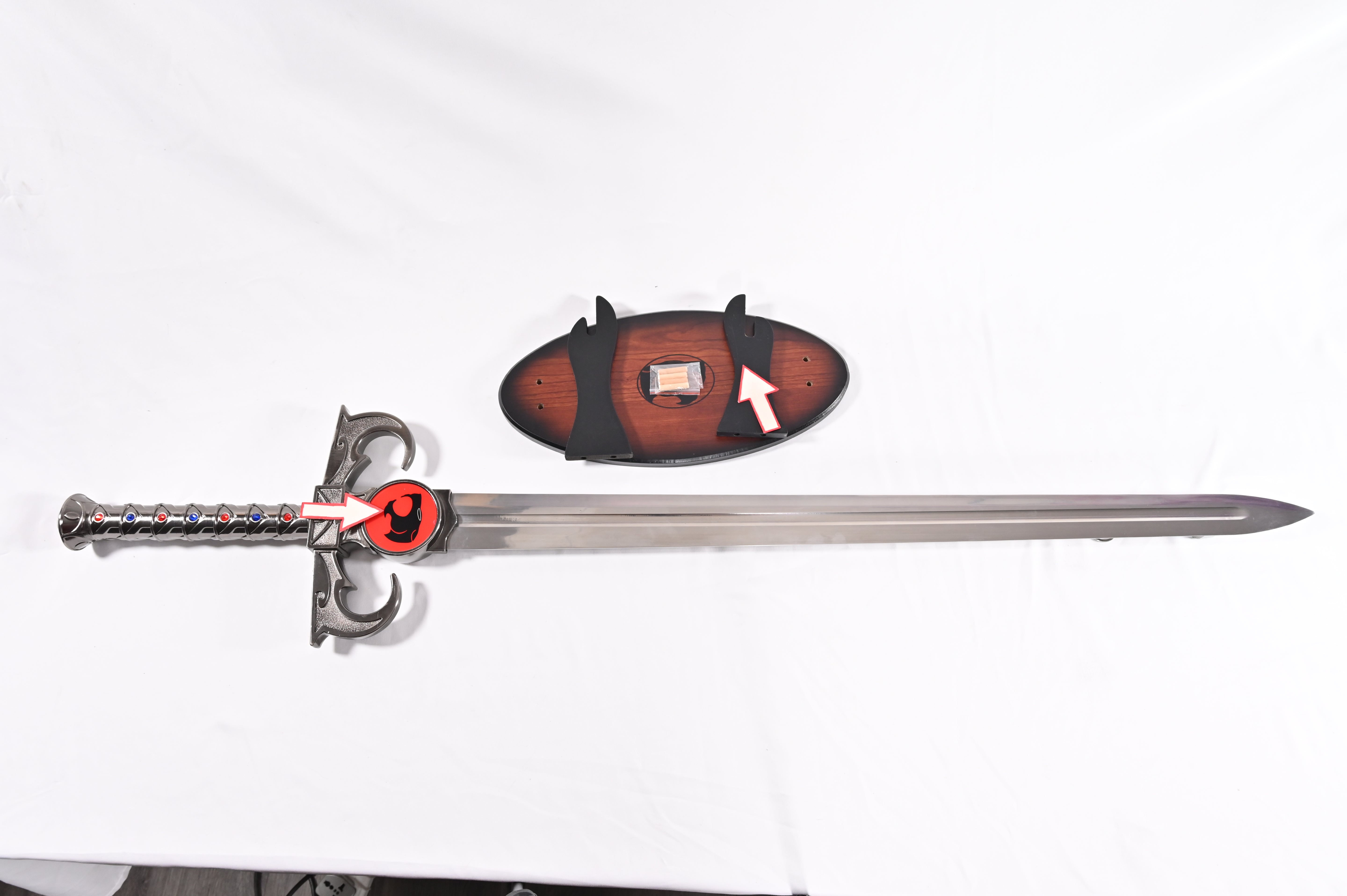 Espada del Augurio - logo dañado, soporte rayado