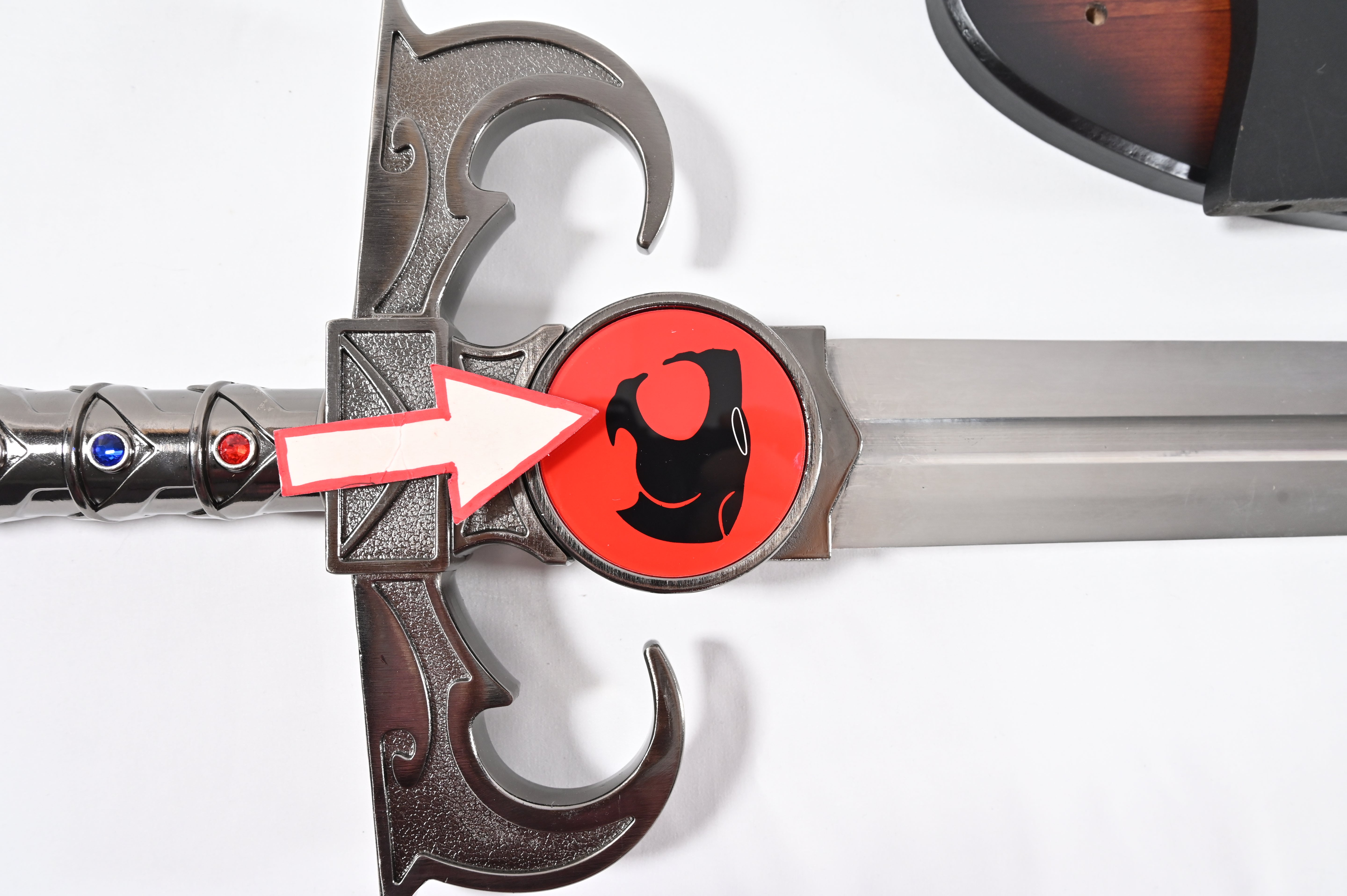 Espada del Augurio - logo dañado, soporte rayado