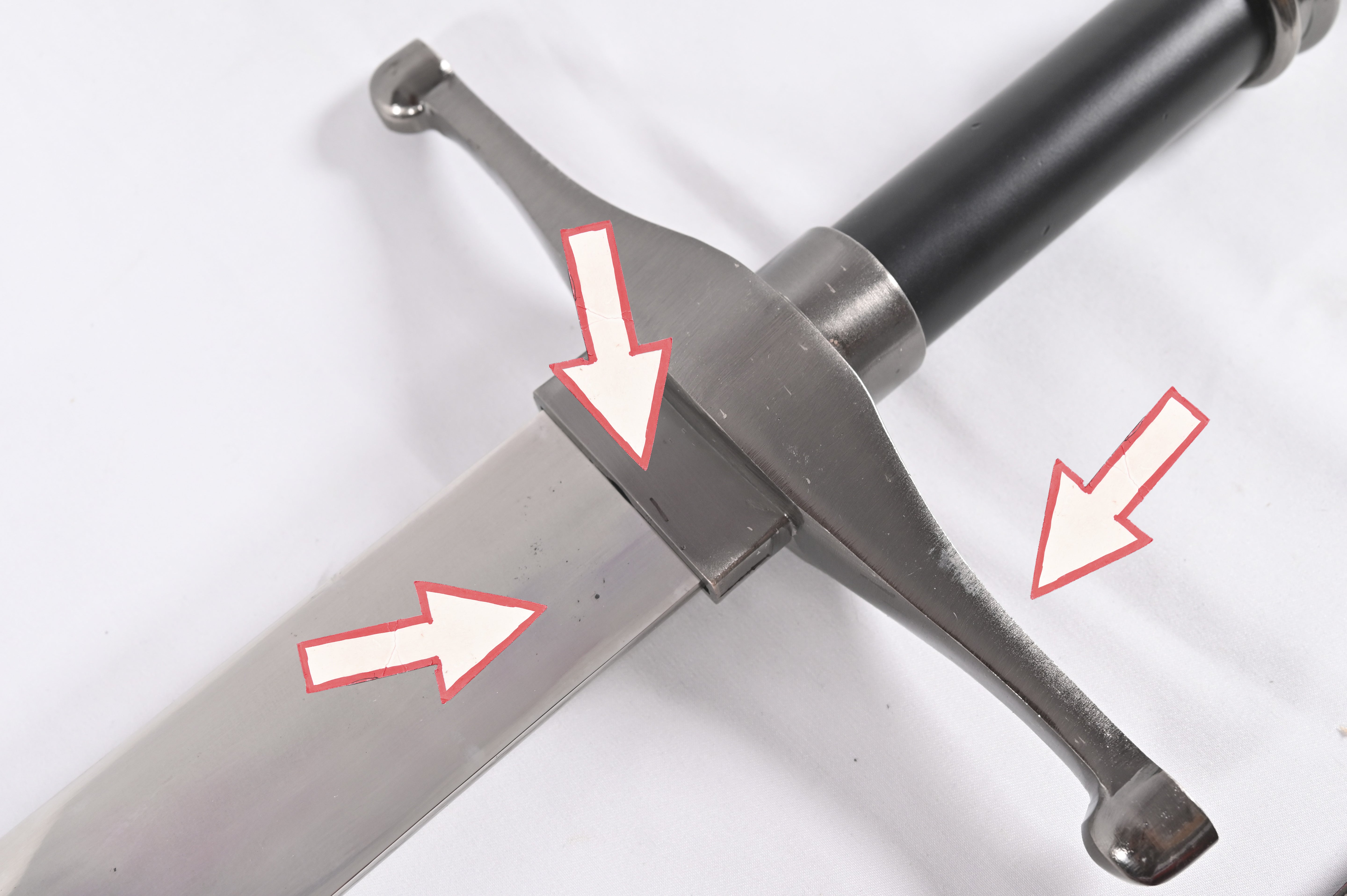 Brave Sword - guardamanos y pomo manchados