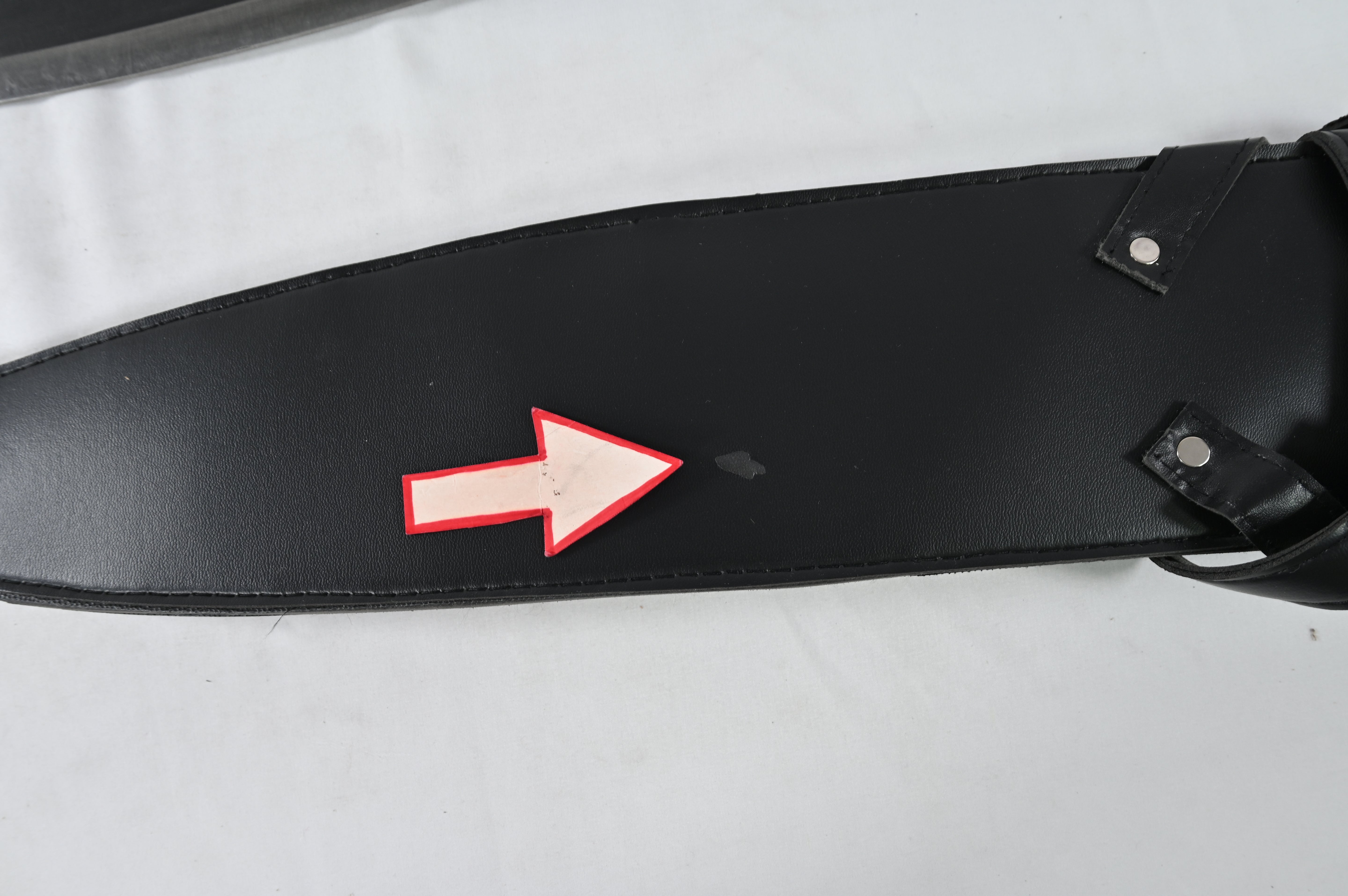 Spartan Sword - hoja manchada, funda dañada