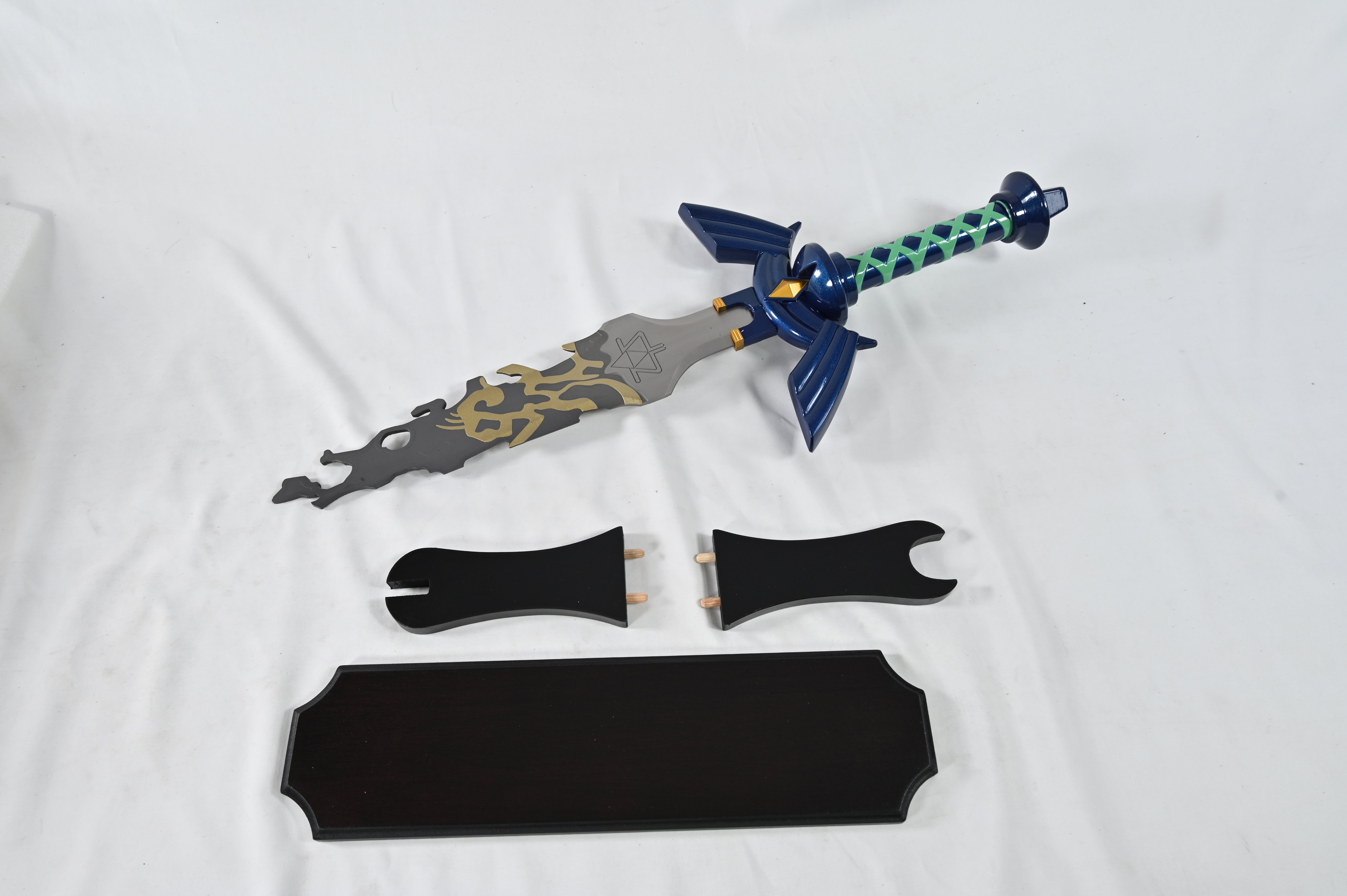 Broken Master Sword - hoja manchada y mal pintada por una cara