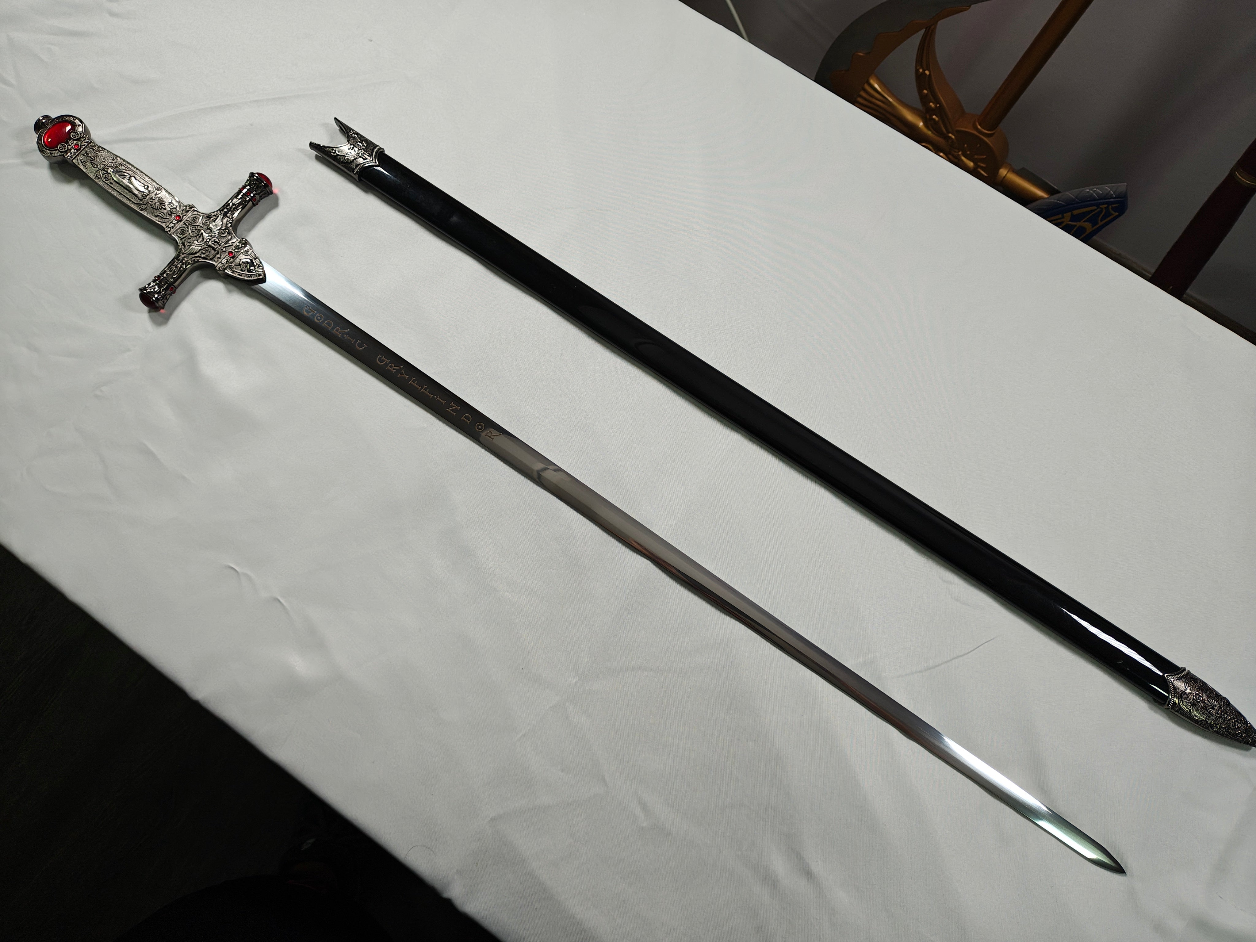 Espada de Godric v2 - funda rayada, cristal faltante en guarda