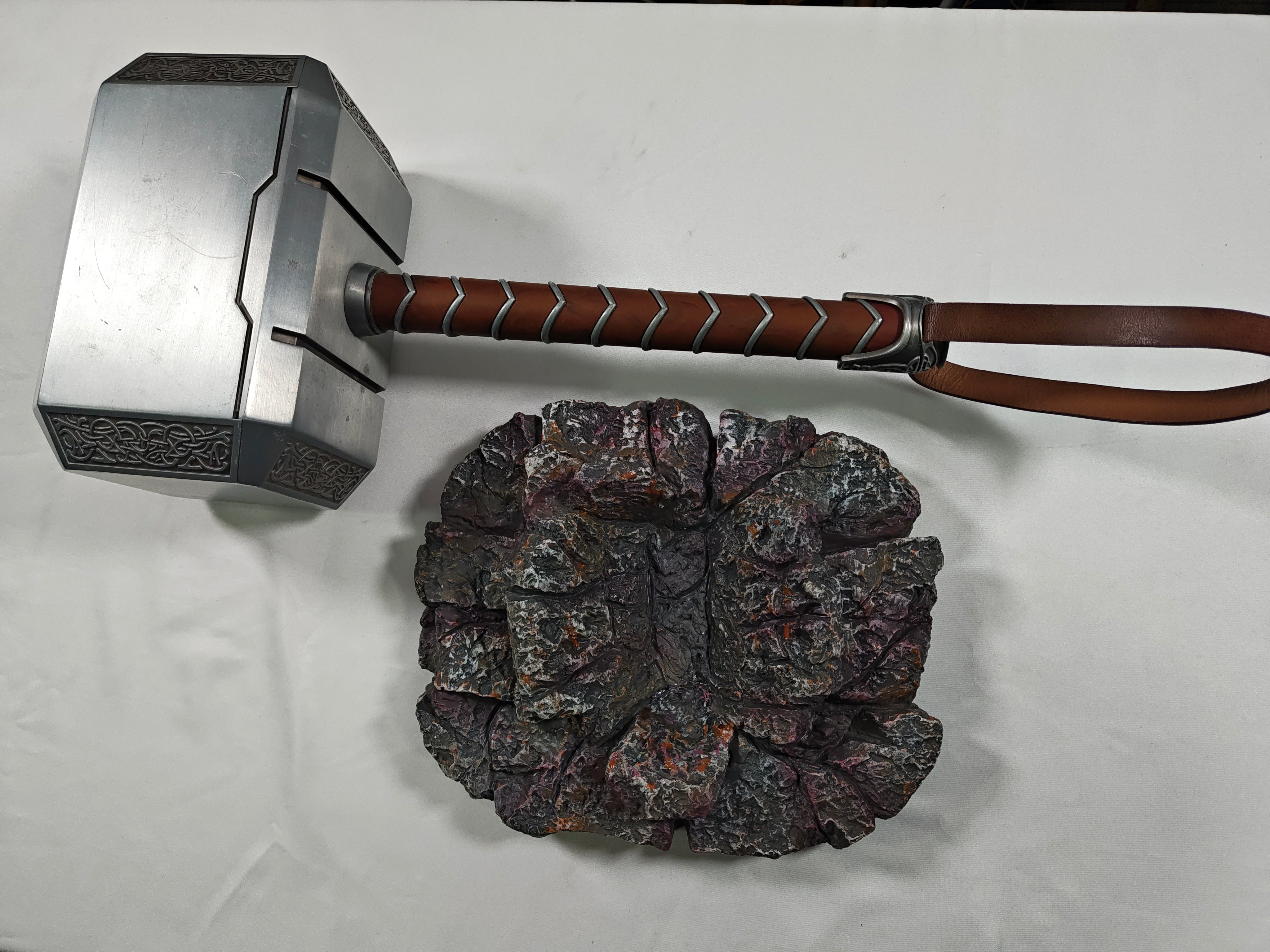Mjölnir - rayado, manchado, soporte reparado