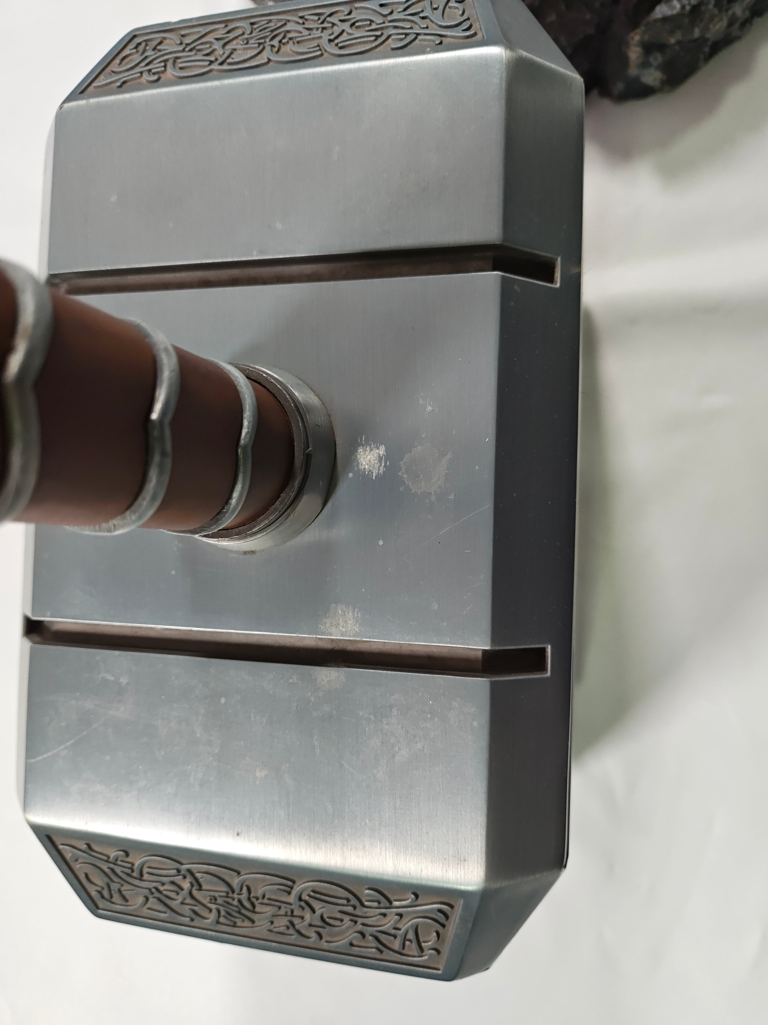 Mjölnir - rayado, manchado, soporte reparado