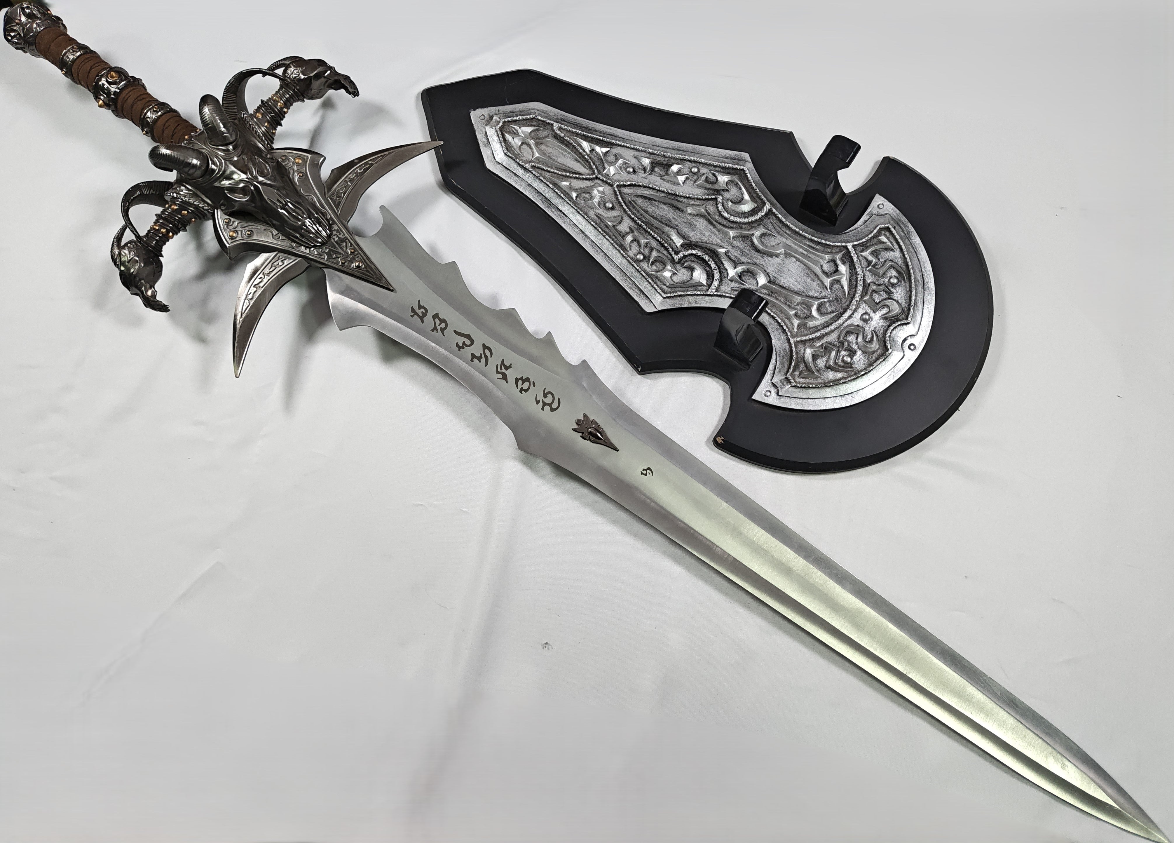 Frostmourne - hoja rayada y manchada, soporte dañado