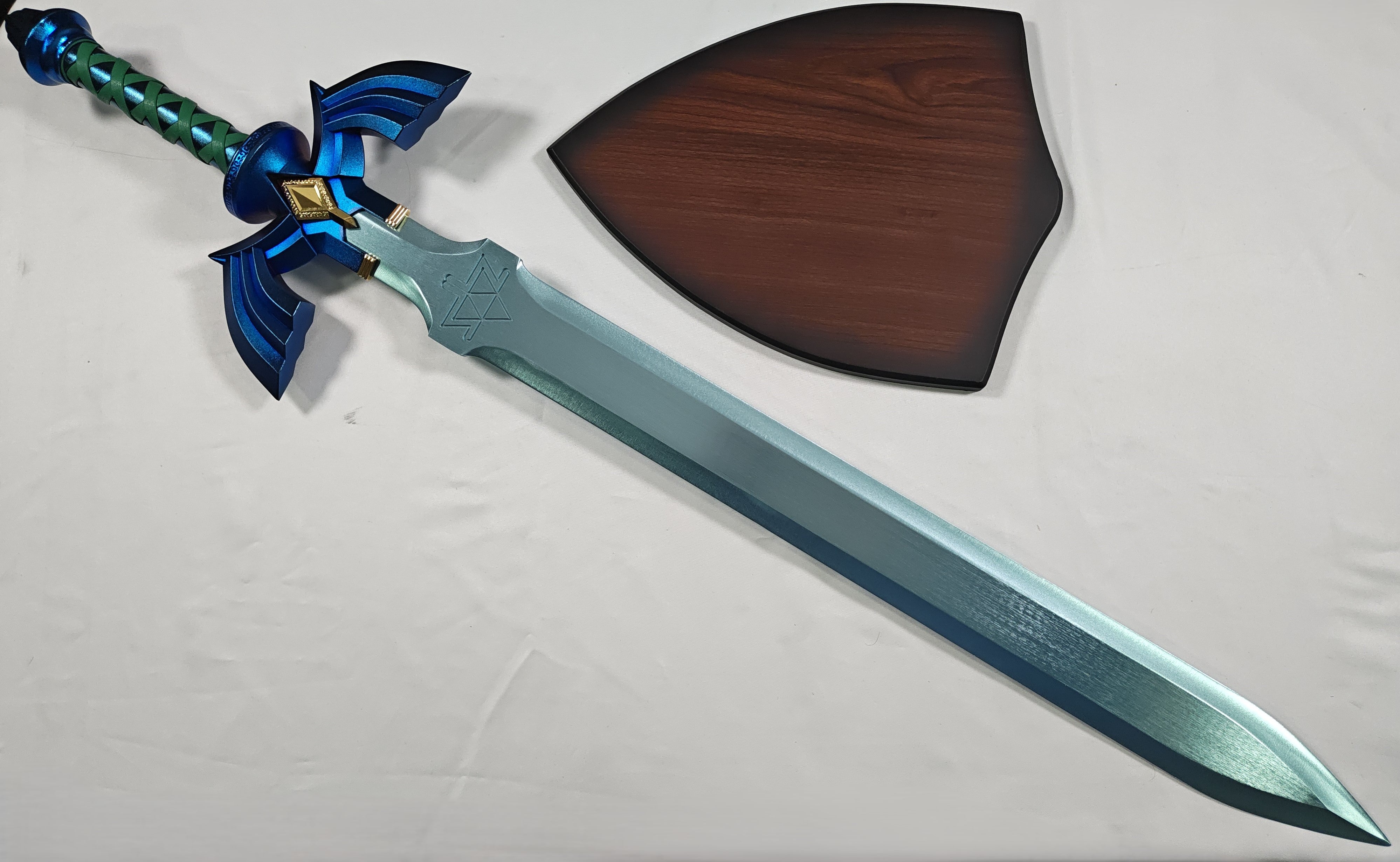 Elite Master Sword - Edición Definitiva - pintura en guardamanos dañada, raya en hoja