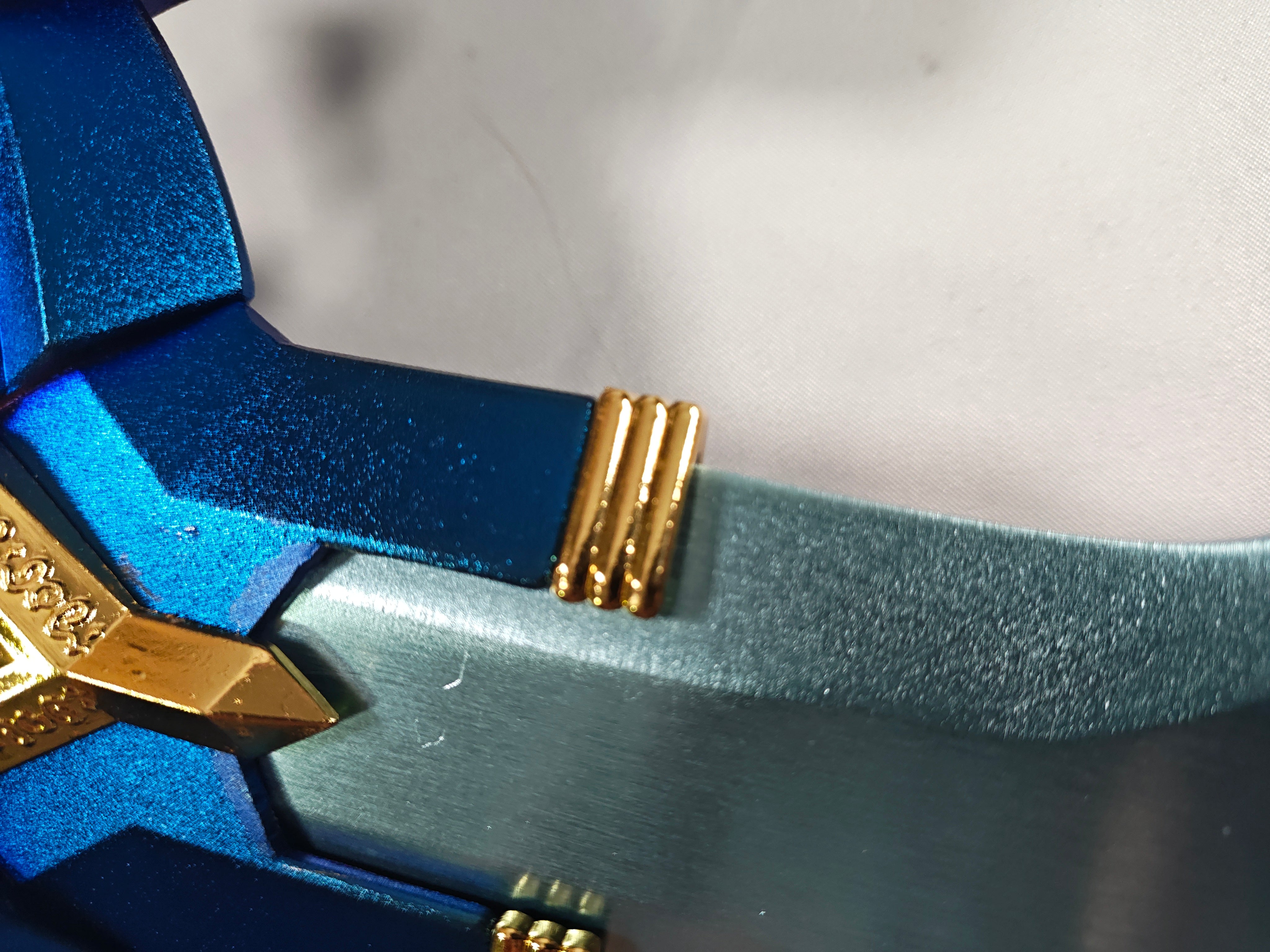 Elite Master Sword - Edición Definitiva - pintura en guardamanos dañada, raya en hoja