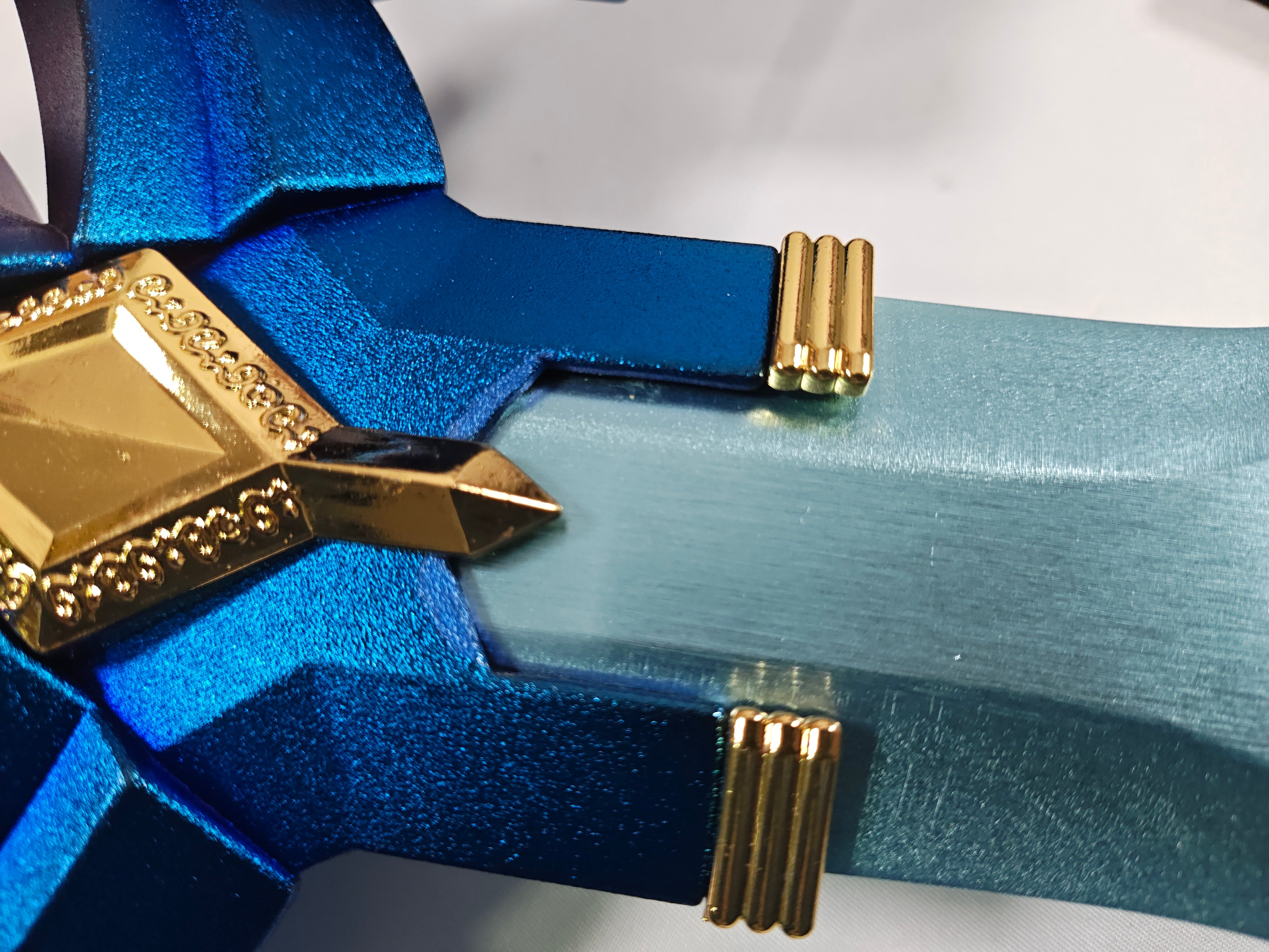 Elite Master Sword - Edición Definitiva - pintura en guardamanos dañada, raya en hoja