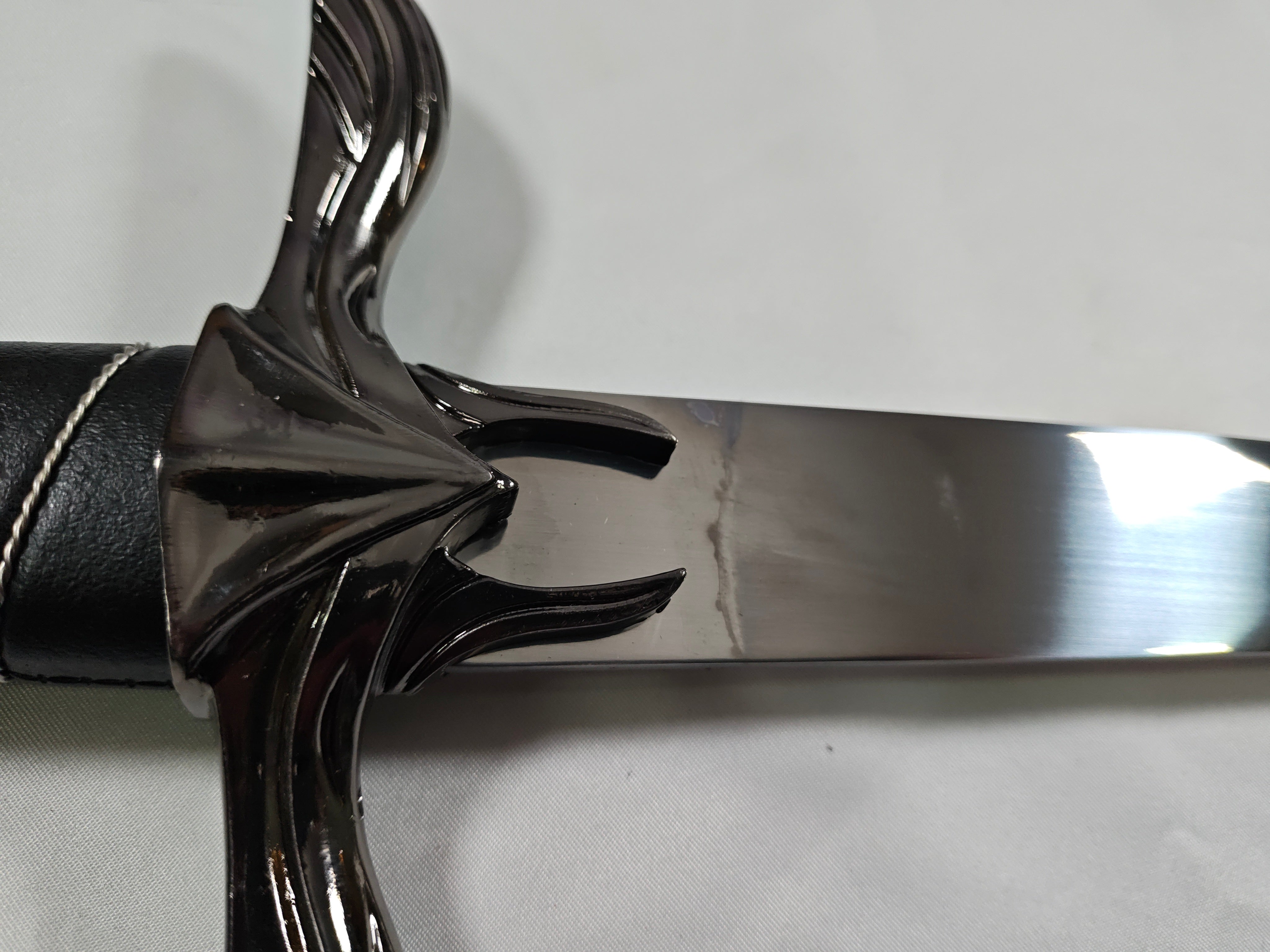 Espada de Altaïr - funda dañada, hoja manchada