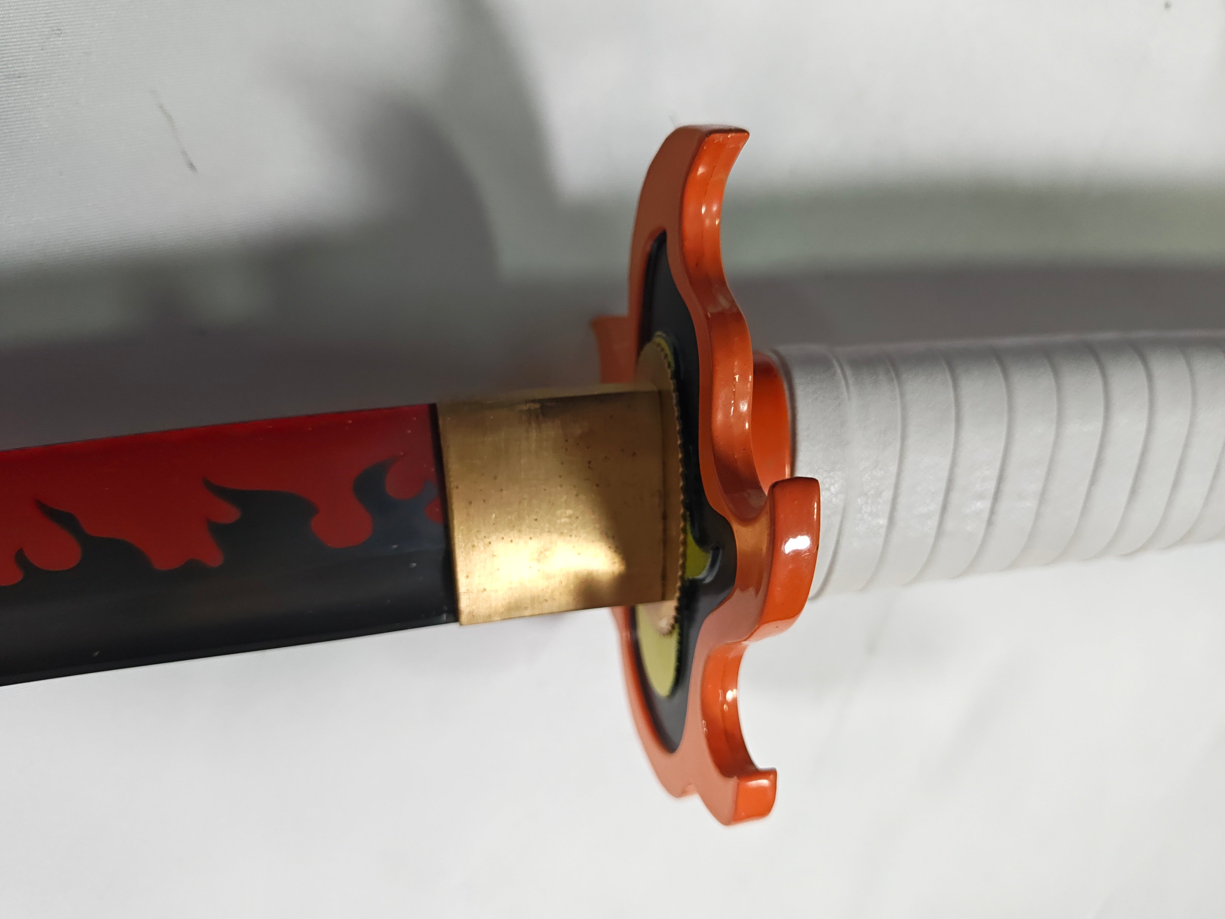 Flame Hashira - versión Deluxe - pintura de ornamentas dañada, mango dañado