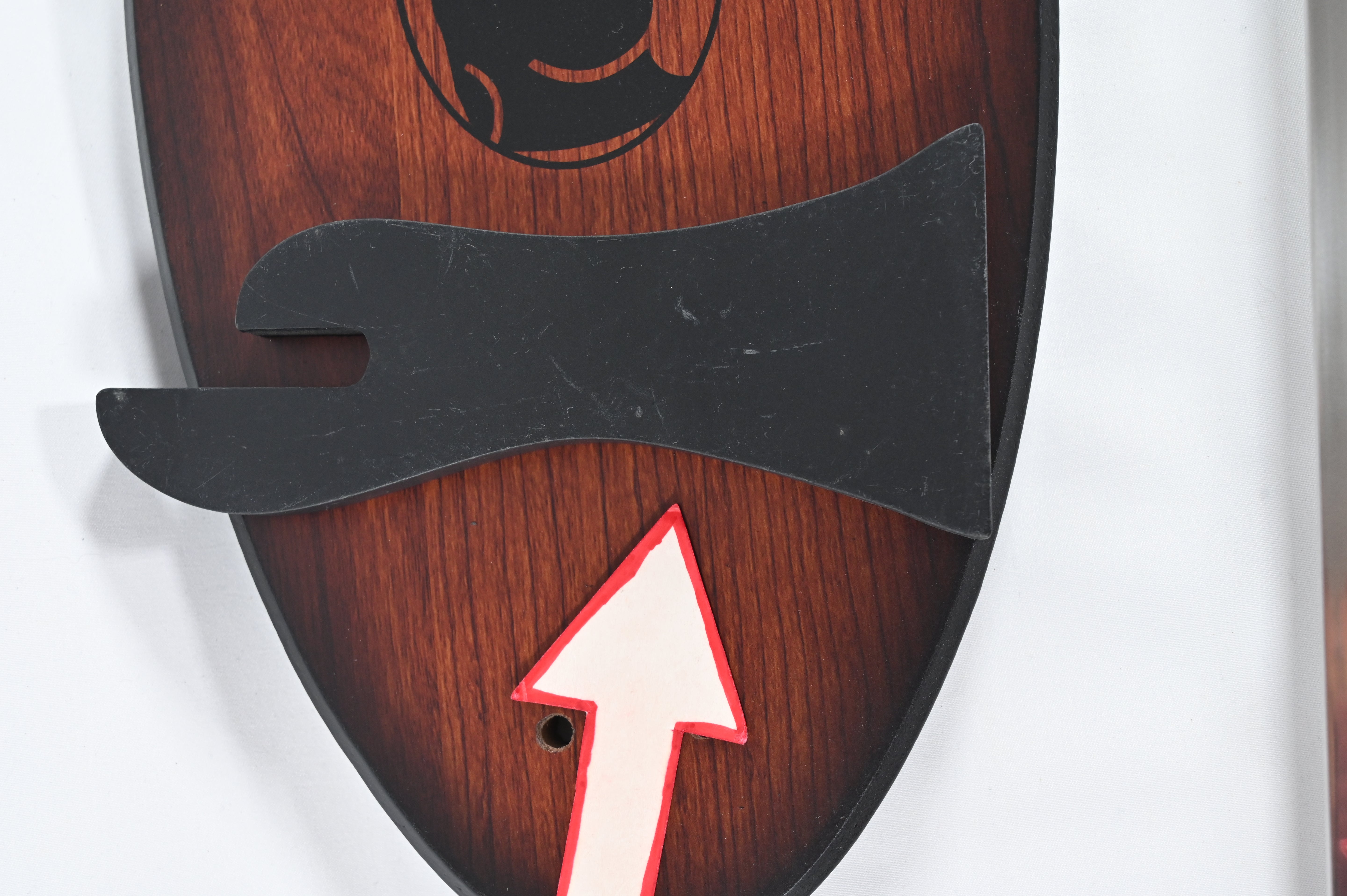 Espada del Augurio - logo dañado, soporte rayado