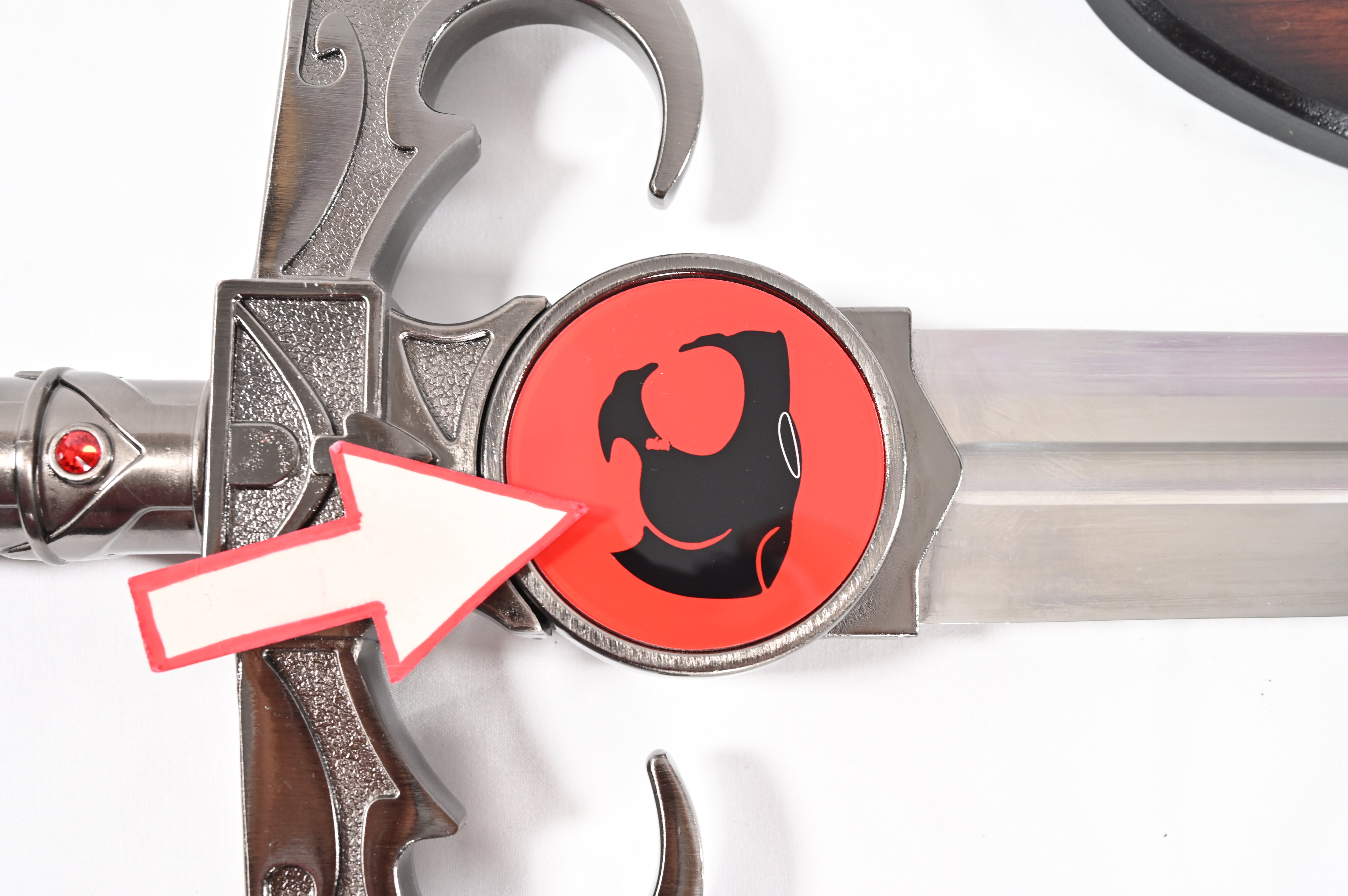 Espada del Augurio - logo dañado, soporte chueco