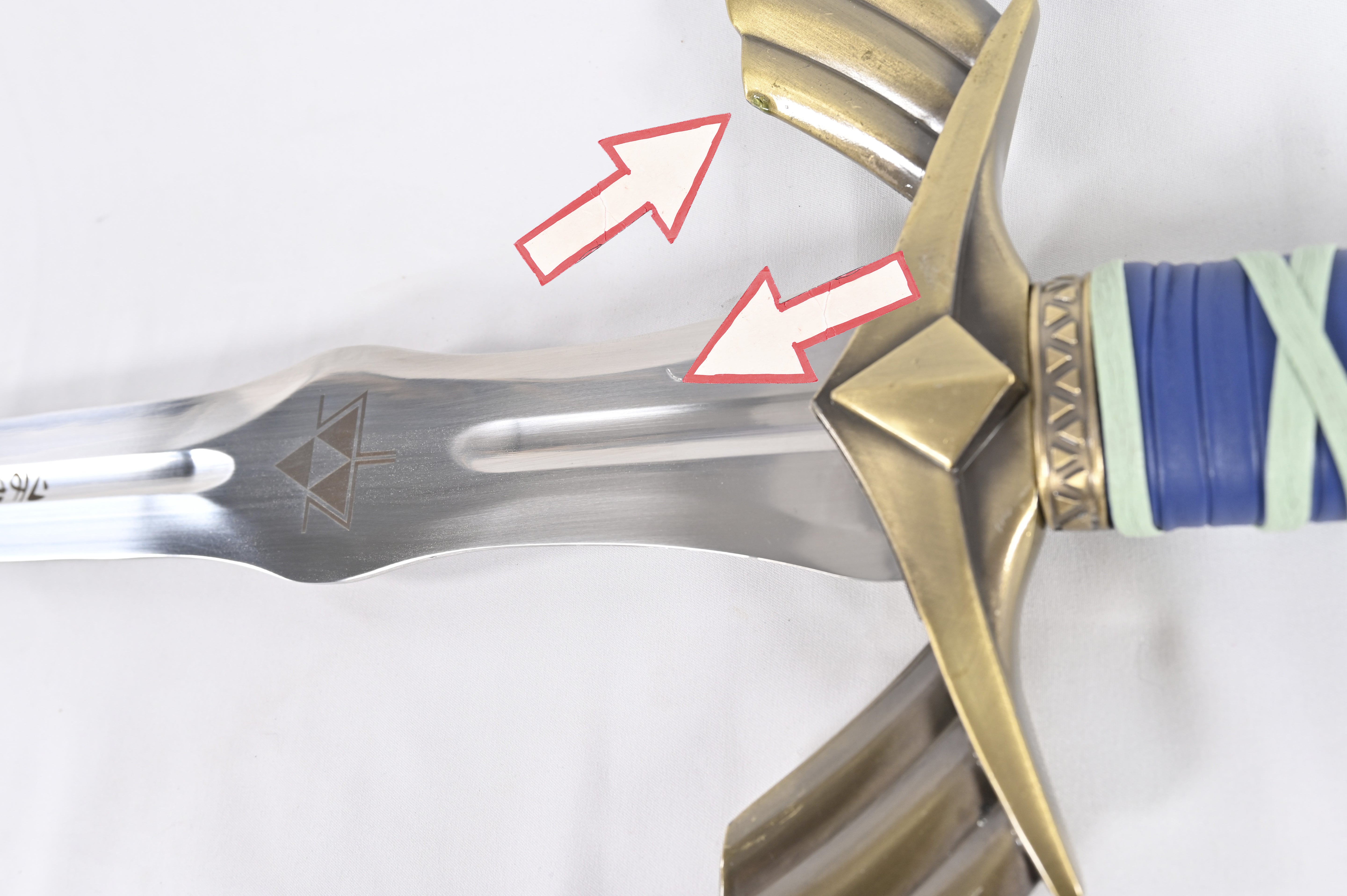 Royal Master Sword - guardamanos manchado, funda manchada, hoja con picaduras