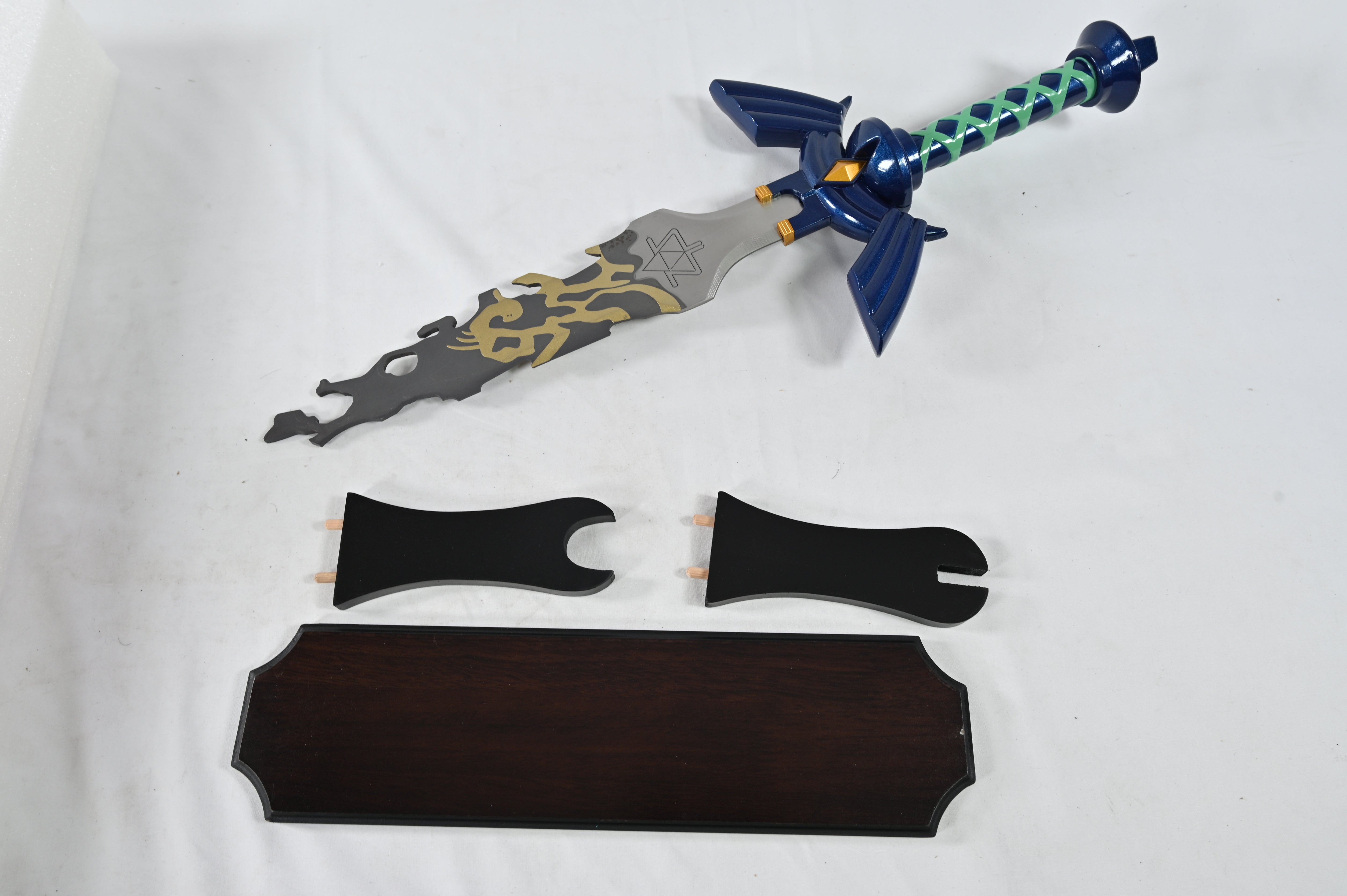 Broken Master Sword - hoja manchada, pintura dañada