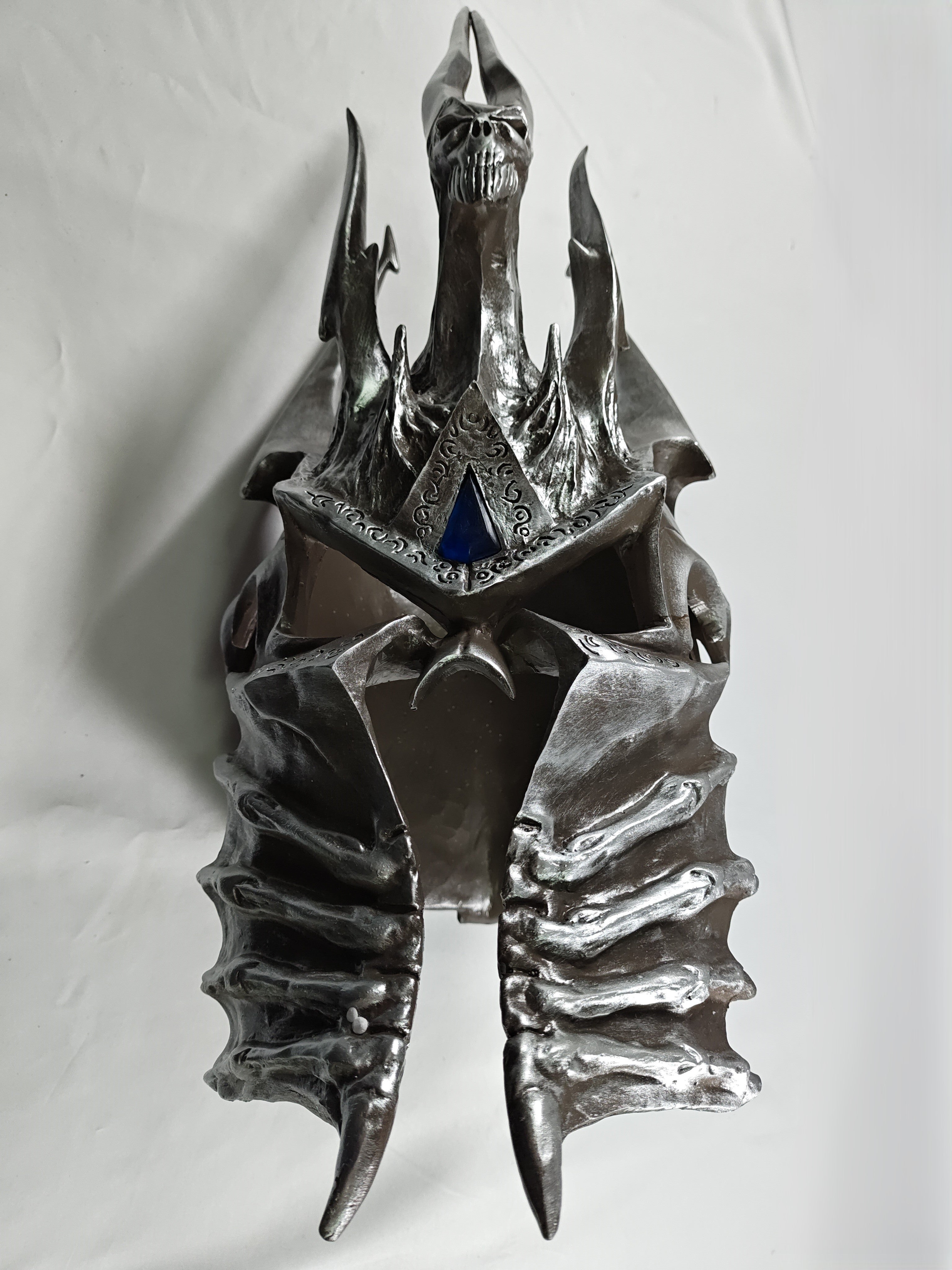 Yelmo de Dominación - quebrado en barbote (reparado), punta quebrada