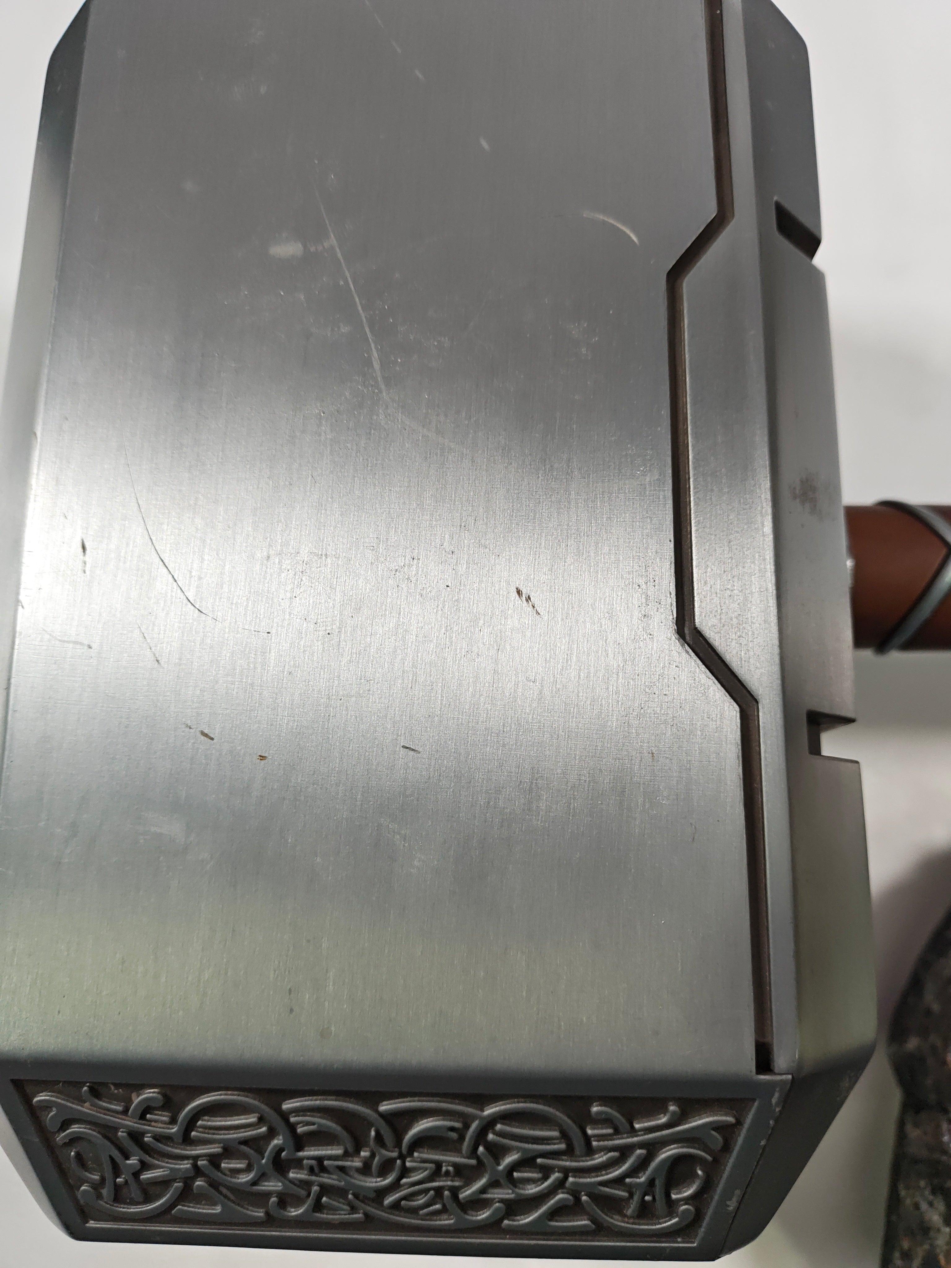 Mjölnir - rayado, manchado, soporte reparado