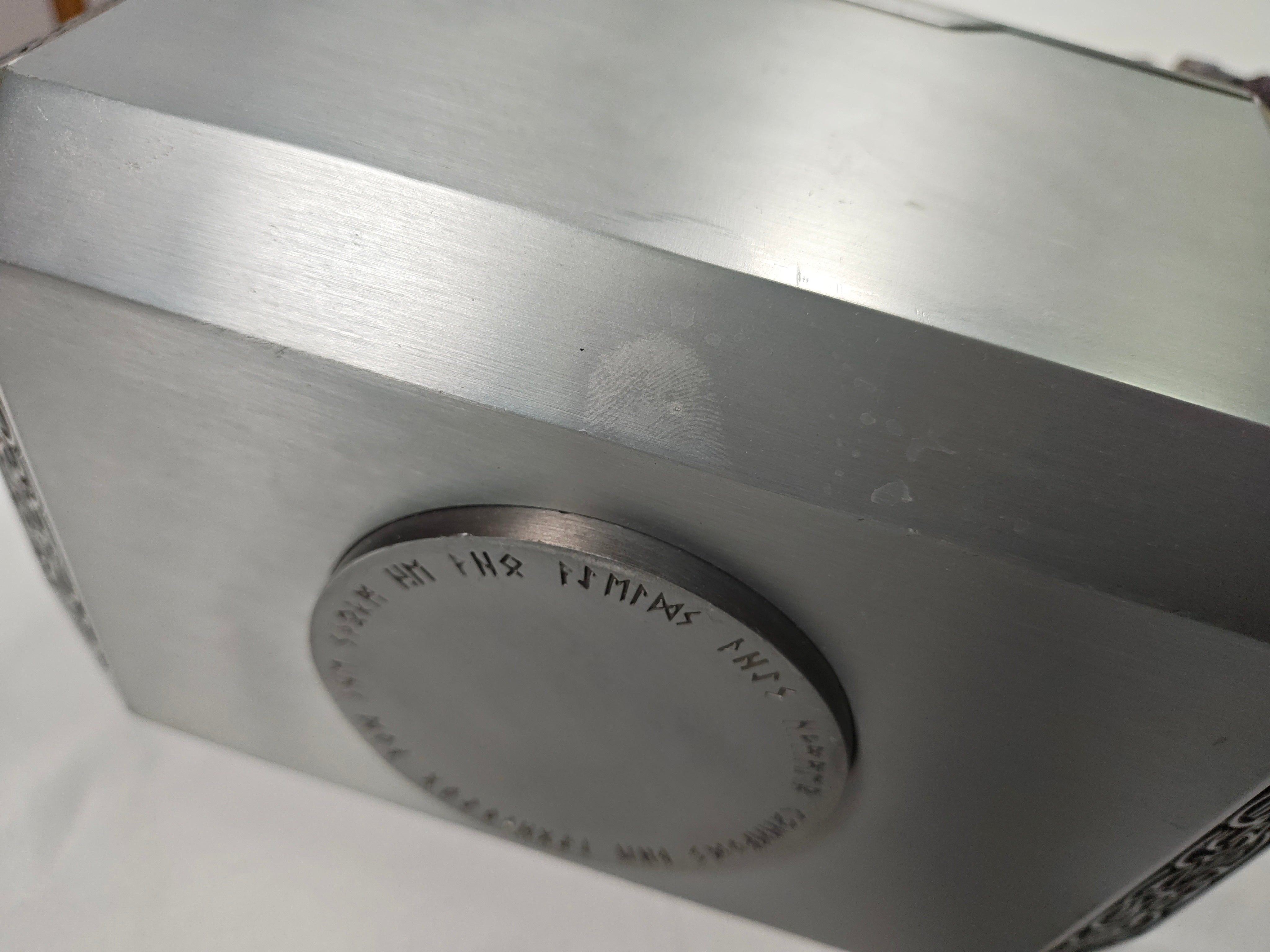 Mjölnir - rayado, manchado, soporte reparado