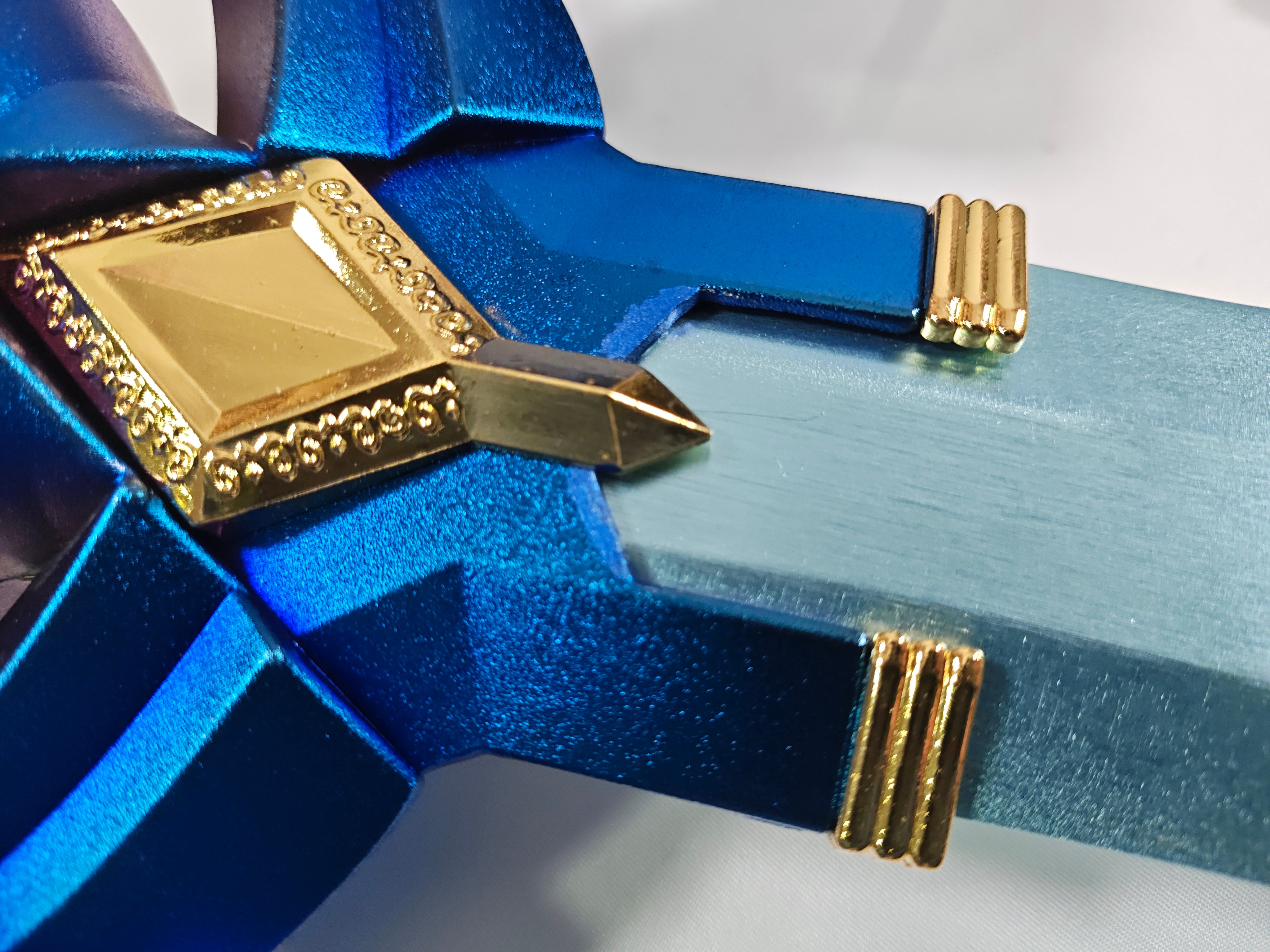 Elite Master Sword - Edición Definitiva - pintura en guardamanos dañada, raya en hoja