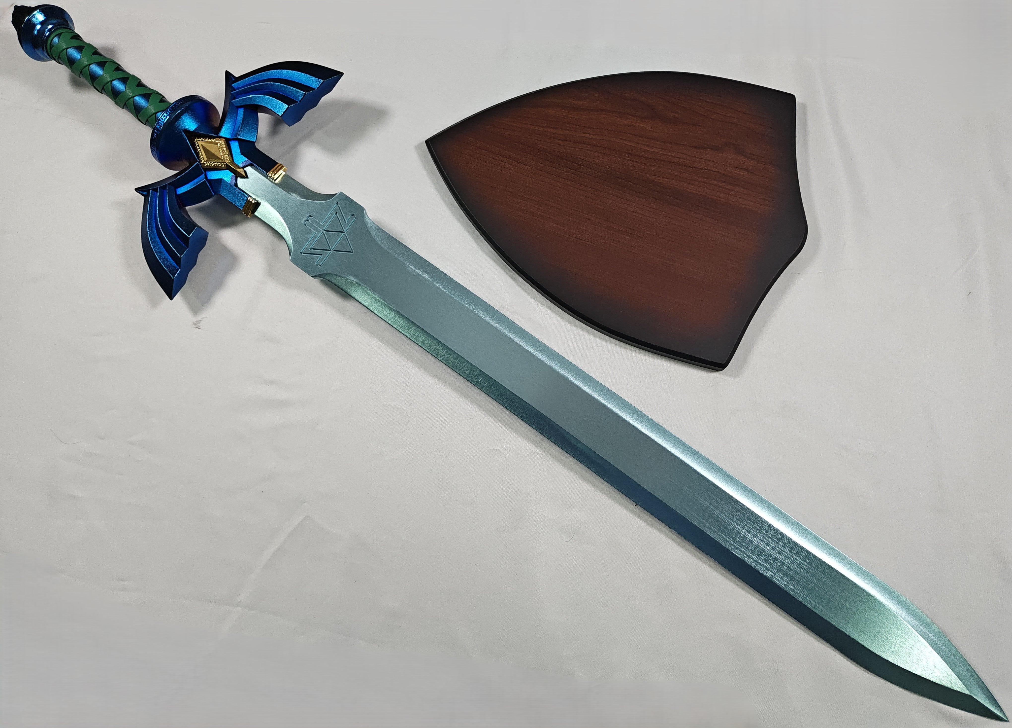 Elite Master Sword - Edición Definitiva - pintura de guardamanos dañada, soporte picado, raya en guardamanos