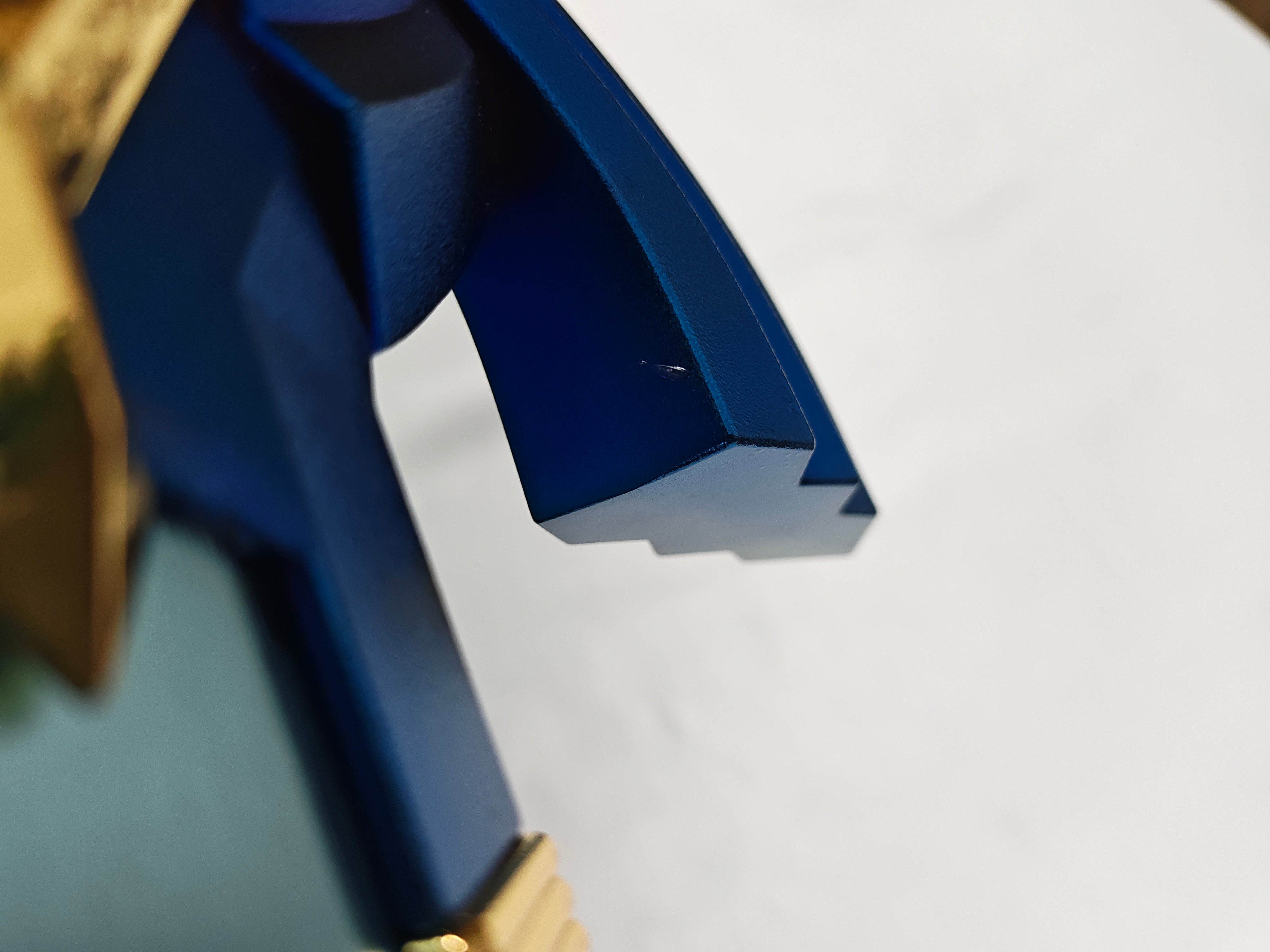 Elite Master Sword - Edición Definitiva - pintura de guardamanos dañada, soporte picado, raya en guardamanos