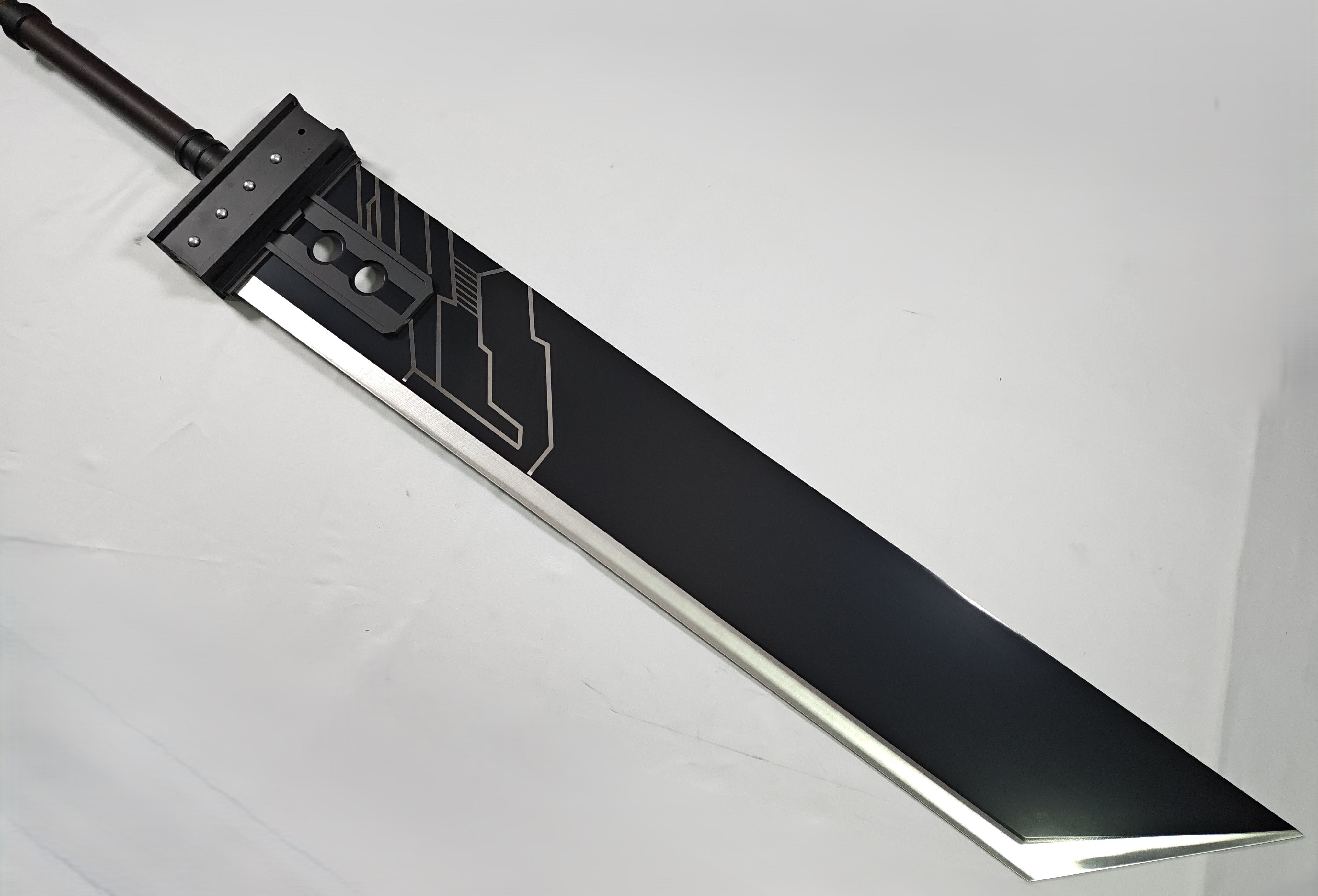Buster Sword - ornamenta faltante en guardamanos
