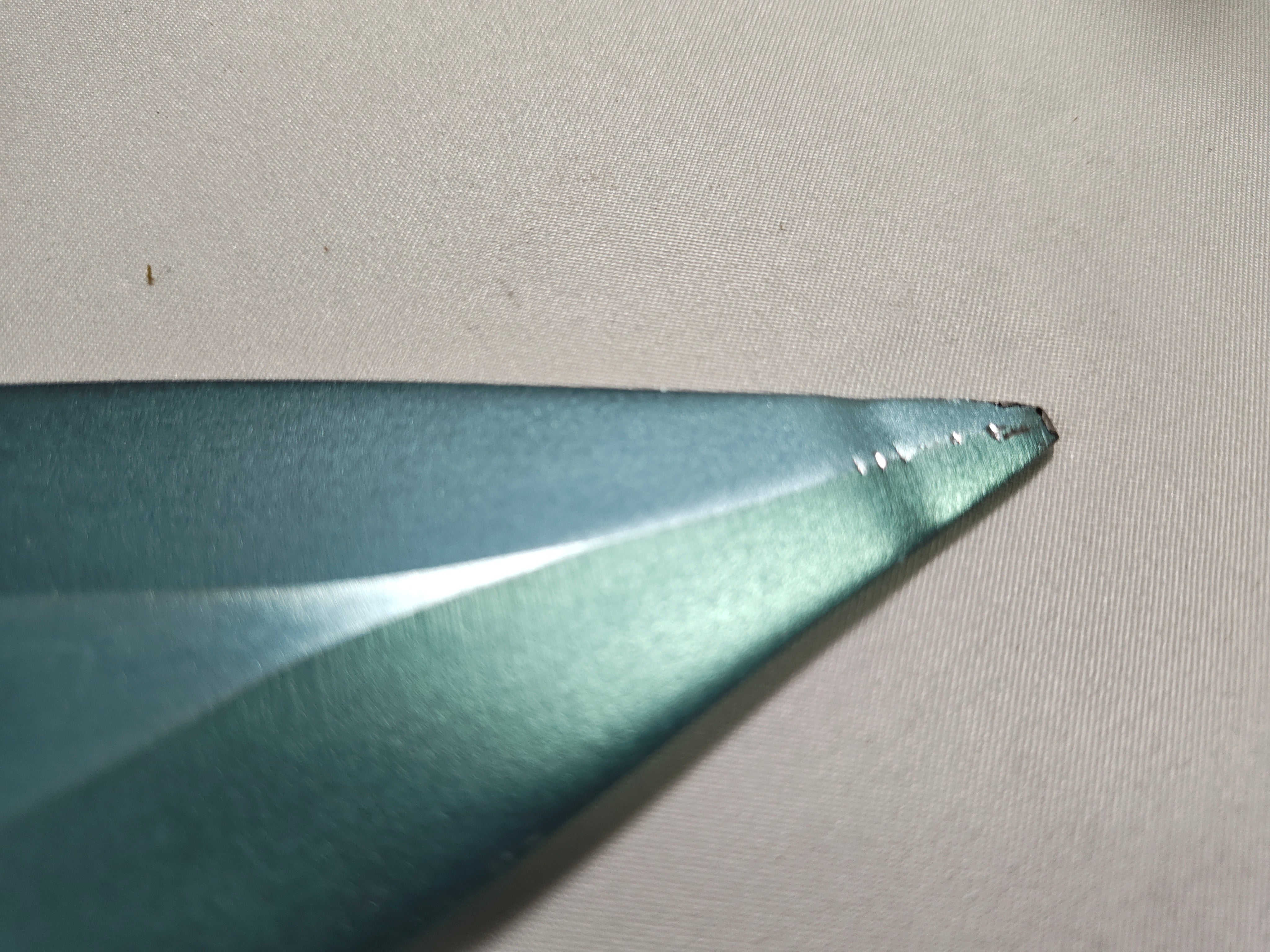 Elite Master Sword - Edición Definitiva - hoja rayada, punta dañada